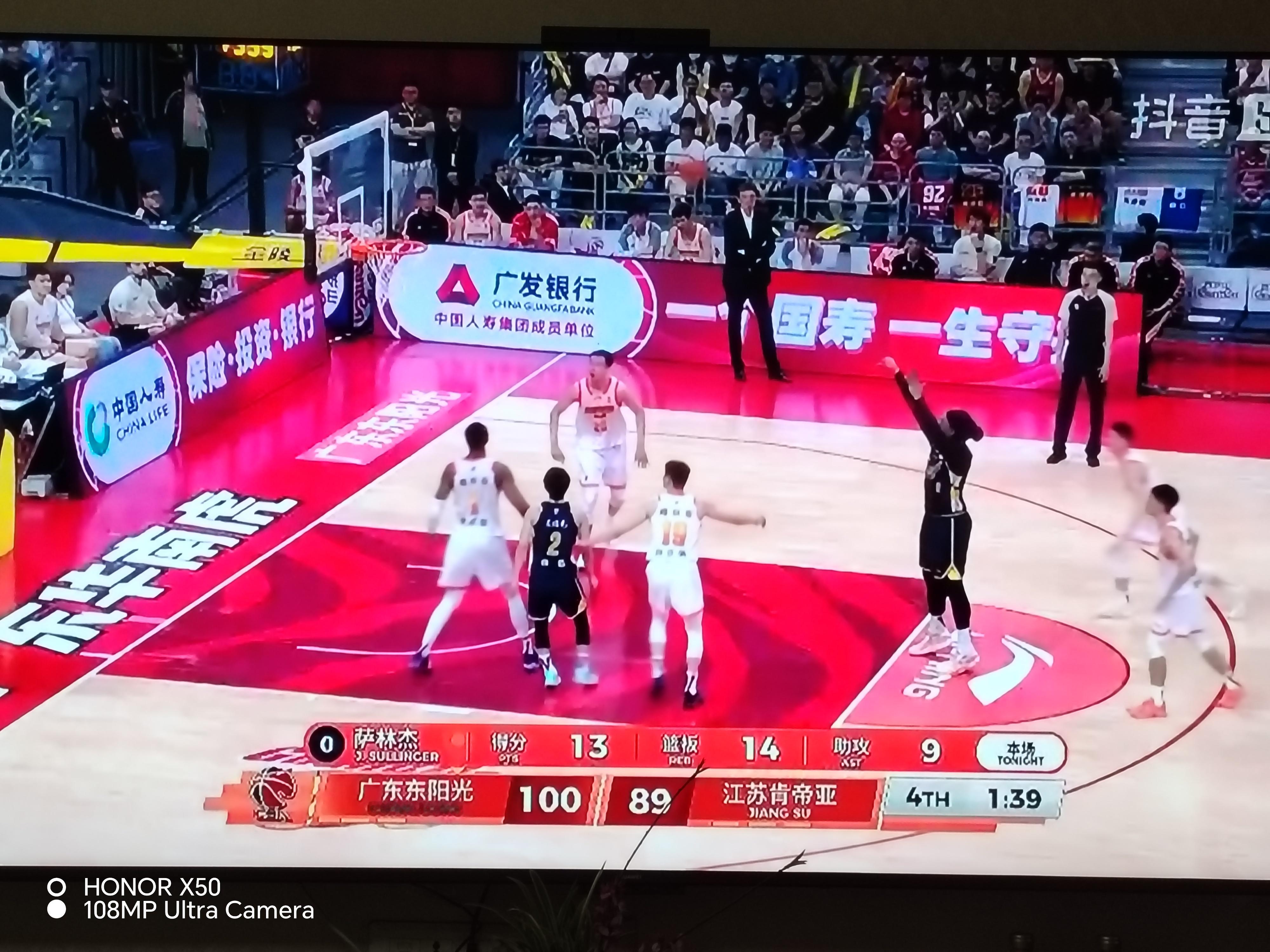 广东队与江苏队的比赛，虽然广东队取得了胜利。但比赛过程还是磕磕碰碰，打...