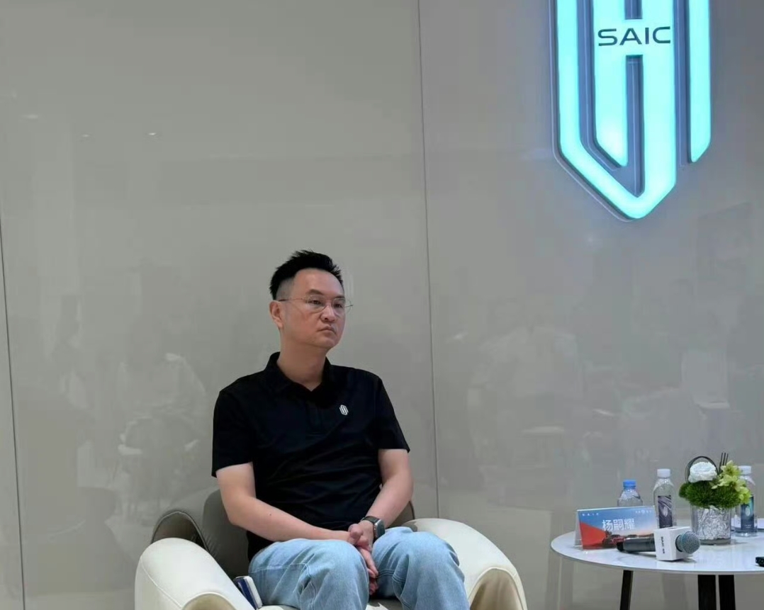 上汽大厂底蕴，产品节奏，尚界Z7这套打法很清晰。在轿跑原版之后，先上Z7T猎装版，紧接着还要推出偏向allroad风格的户外新版本，年底还有全新车型亮相。
 
猎装版侧重颜值家用，而户外版会强化露营、穿越场景，底盘、套件都会针对性调整，两者定位并不重复。不像部分品牌只靠权益变动改款，它直接用不同车身