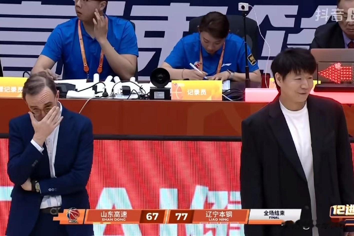 要战术没战术，要防守没防守，要进攻没进攻，要血性没血性。看你们打球是不...