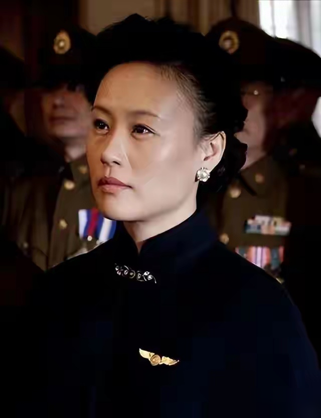 端着西瓜往蒋介石跟前一递，董璇这版宋美龄直接把我看愣了。
央视八套刚播的《征途》，46岁的董璇特别出演宋美龄。第一次出场就是跟王挺演的老蒋同框，端着盘西瓜让人吃。镜头怼脸那一刻，弹幕全炸了。
不是说董璇不好。是那神态，怯生生的，温顺得过了头。宋美龄是什么人？民国第一夫人，从小喝洋墨水长大的，往哪