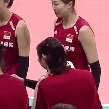 8月29日，在天津举办的2026年女排亚锦赛半决赛中，中国女排以3:0战胜伊朗女排，顺利闯入决赛。另一场半决赛中泰国队3:1击败日本队，两队将争夺冠军，胜者直接获得2028年洛杉矶奥运会参赛资格。

总比分零封 ：三局比分依次为25-22、25-12、25-19，全程压制伊朗女排未给对手机会。

对手背景 ：伊朗女排 ​