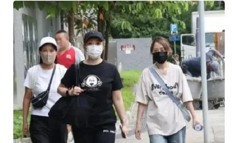 娱乐圈里的感情真真假假，平时看着热闹，遇到事儿了水深得很

这两天看了几张探病照，倒是把圈里的人情冷暖看得透透的

生病住院的钟丽淇躺在病床上，来看她的周家蔚和汤盈盈就那么随便站在一旁

你要是不仔细认，绝对会把她俩当成医院里普通的陪护家属

两人套着再寻常不过的衣服，纯素颜，毫无打扮的痕迹

完全