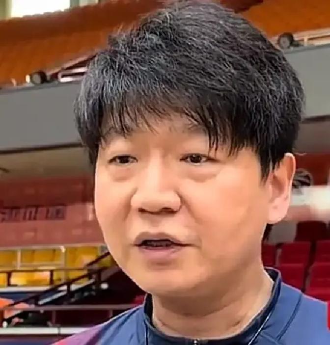 山东男篮又输了，开赛直接吞下扎心的两连败，最要命的还不是75比89输给浙江，而是场上那种让人窒息的混乱感。
半场打完，全队居然只憋出来可怜的33分。
最多的时候落后整整30分，失误更是一口气送了18次，球运得磕磕绊绊，传球基本全看运气。
第三节打完，教练席直接把主力撤下来换上全华班，明摆着提前