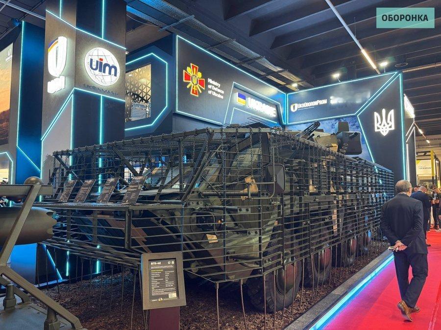 乌克兰在MSPO防务展上展示了升级版BTR-4装甲车，该车配备了采用北约标准口径的新型BM-11“托帕兹”（Topaz）遥控武器系统，其武器系统包括乌克兰制30毫米ZTM-1-01机关炮、7.62毫米机枪、40毫米KBA.419自动榴弹发射器以及“屏障”（Barrier）反坦克导弹。 ​