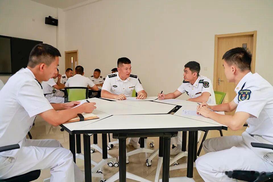 【以教赋能、以评促建！解锁政治教员的能力 “升级课”】为扎实推进新时代部队思想政治教育走深走实，持续建强政治教员队伍，夯实施教能力根基。近日，北部战区海军某基地组织开展政治教员组教施教能力培训暨集中评比活动。为期5天的集训中，来自基地各单位及驻地教育协作区的70名参训人员齐聚一堂，同 ​