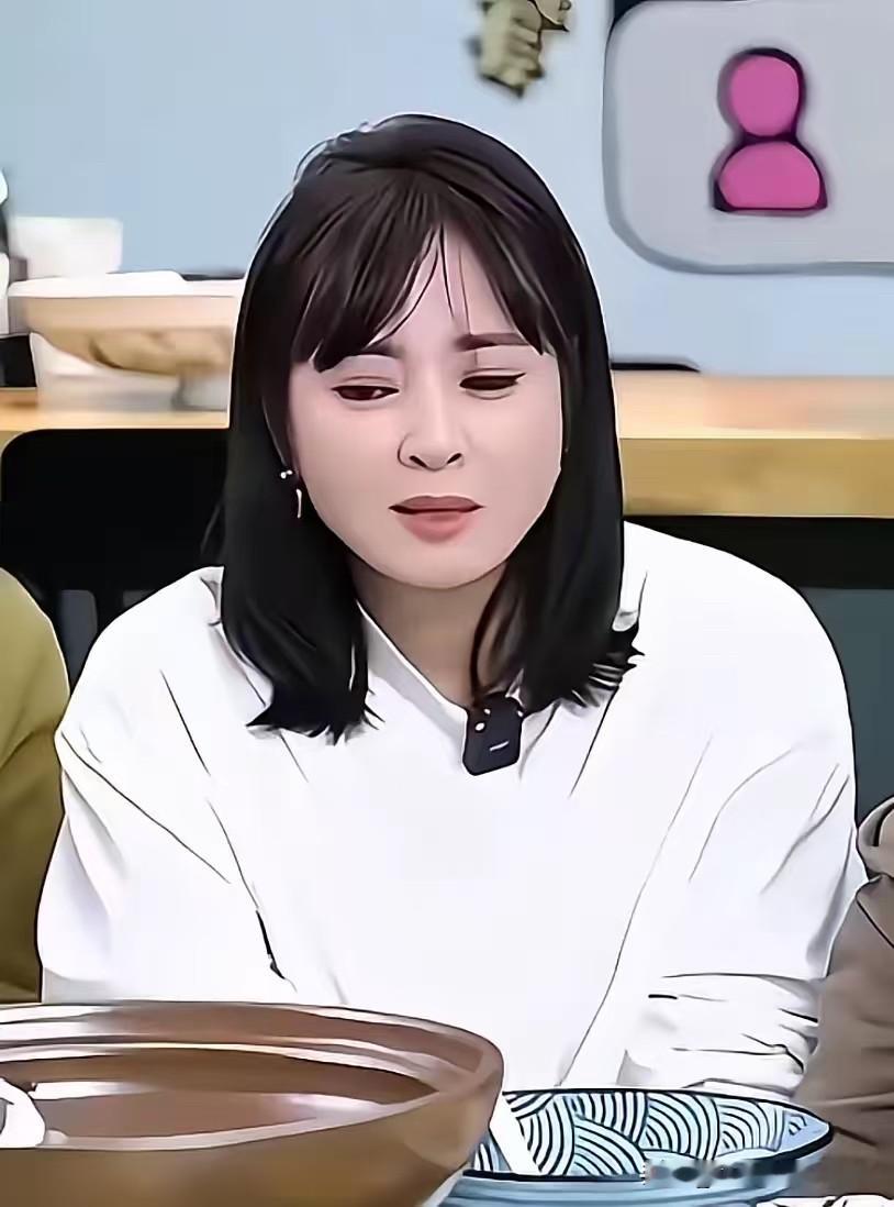 怎么办，晋妈不装了，摊牌了。

那个在零下三度的机场脱下外套裹住凉鞋女孩的女人，和现在直播间里控诉&34;白头发都是养她养出来的&34;女人，是同一个人。

相隔十二年，温差不大，人心凉透了。

事情说穿了不复杂。2014年一档交换生活节目里，云南红河的孤女李勒优在大连机场喊了一声&