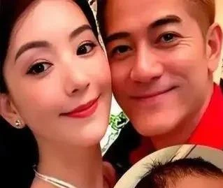 三个女儿，名字里都带“咏”。有人还在问：还要不要继续生？郭富城这边，已经没这个打算了。

郭富城和方媛，年龄差一直摆在那。婚后三个孩子，都是女儿。
外面一直有猜测，说他让方媛生三胎，是想凑个儿子。可大女儿出生后，他的工作就减少了，家里待的时间多了。老二、老三落地，还是女儿，也没见他表现出不满。

名