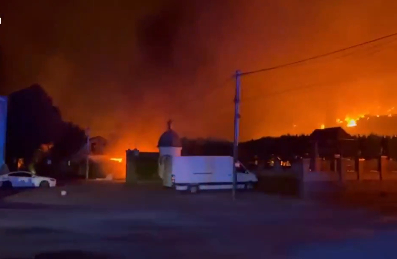 美国中情局局长才走2天，俄罗斯大规模袭击！导致乌克兰一次27人死亡，这应该是俄罗斯近期轰炸乌克兰造成的最大一次杀伤。

俄罗斯为什么这个时候对乌克兰展开如此大规模袭击？原因很简单：受不了了！

因为乌克兰对俄罗斯的多次无人机打击让俄罗斯的炼油厂受到了很大影响，俄罗斯甚至汽油都可在进口， ​