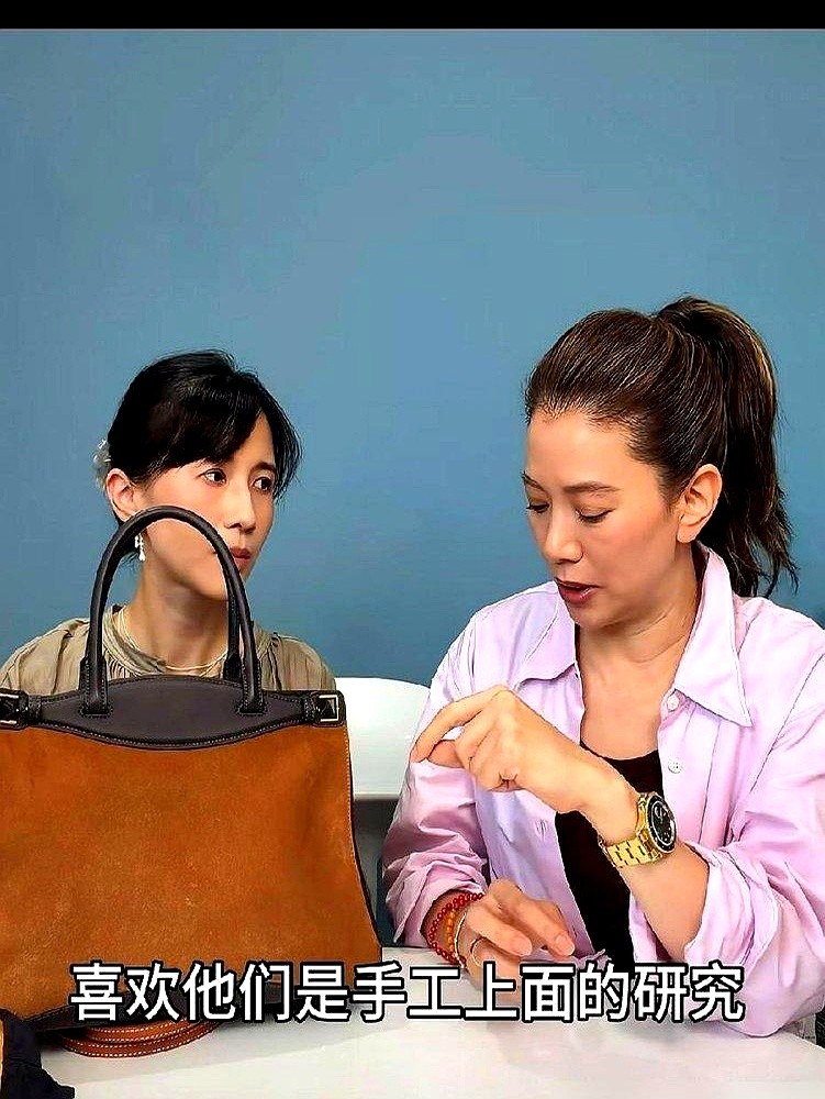 袁咏仪晒11万爱马仕麂皮包，弹幕全在问能背几年。

她却只顾着看走线和手工缝针，直接把顶奢当工具看。

家里也一样接地气。19岁儿子魔童说了句没礼貌的话，她当场冷战不理人，逼得张智霖在中间打圆场当和事佬。以前自认漂亮，头回见巩俐也是当场傻眼变迷妹。

聊到和张智霖的感情，她就一句：“还可以，过得下去