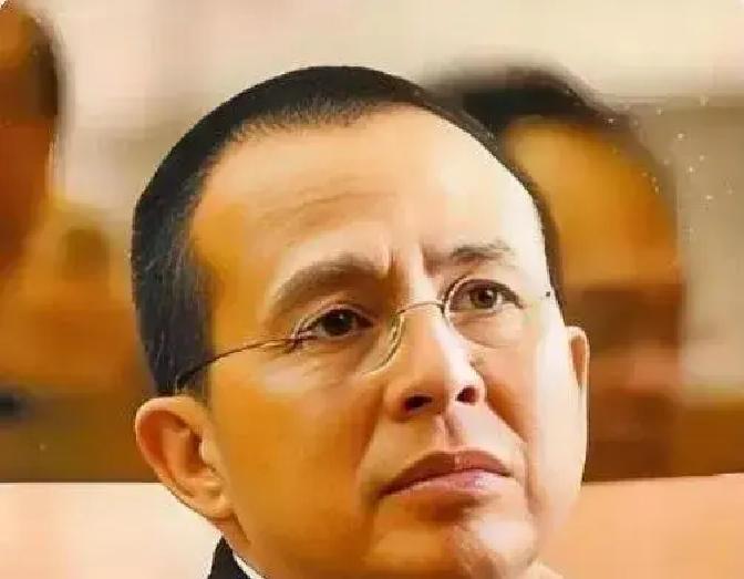 当年全网都在嘲笑她生了三个儿子也没挤进豪门，如今38岁的梁洛施直接把手放进导演马浴柯的手心里，十指紧扣。
电影路演现场，两个人穿得整整齐齐的情侣装，对视时候的笑意根本掩饰不住。
这一幕，不知道打了多少当年看笑话的人的脸。
一晃离开李泽楷都快十五年了。
那些年外界总爱用一种同情的眼光看她，说她