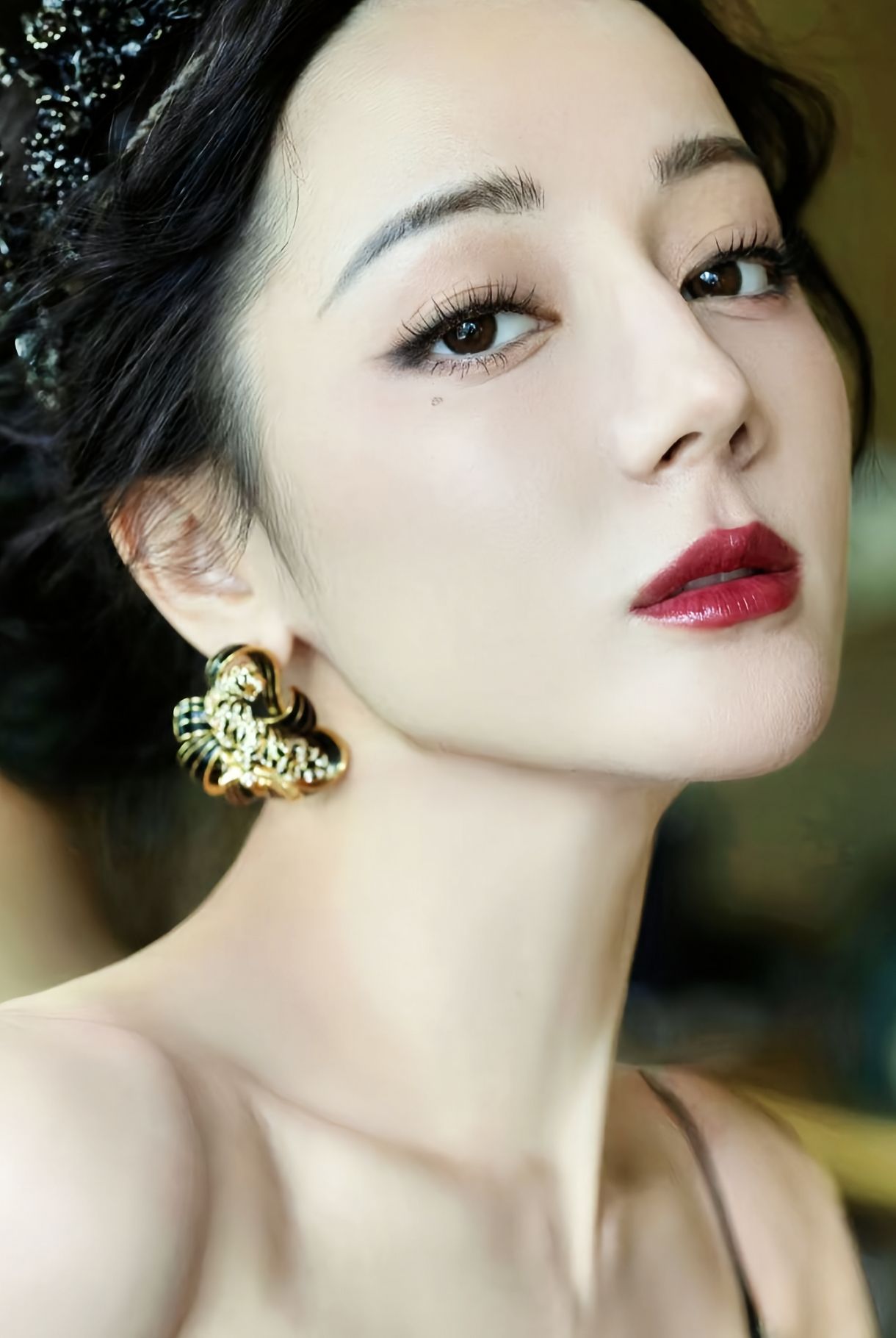 迪丽热巴黑金红毯造型！冷艳大气，自带大女主气场
