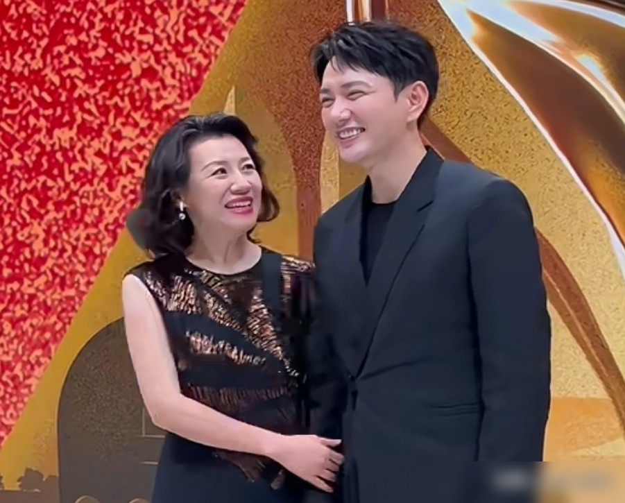 王仁君拿了飞天奖视帝，第一个坐不住的是《知否》那一家子。
刘琳直接搬出大娘子口吻，说这是盛家的长脸时刻。刘钧紧跟着以盛纮身份训话，连赵丽颖都下场了，满屏都是长柏哥哥出息了。一部2018年的剧，硬是隔着8年把热搜炸了。
但真正狠的是王仁君本人。领奖台上4分钟脱稿，一句求心求信，把他从盛长柏那个端方