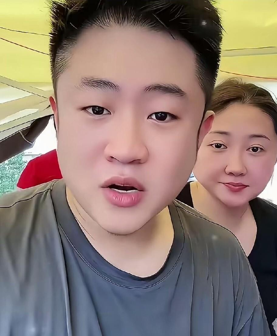 直播间里，王亮提起父亲，语气里带着点认命的坦然：“我爸不靠互联网，光拍戏唱戏就够花了。 《乡村爱情》十九部，家喻户晓，家底早攒下了。 ”弹幕飘过一句“一部剧吃一辈子”，他笑了：“六小龄童演个孙悟空，不也吃一辈子？ ”话锋转到生三胎，有人起哄“你爸有钱，怕啥”，他立刻摆手：“我不是啃老族。 ”可这边他