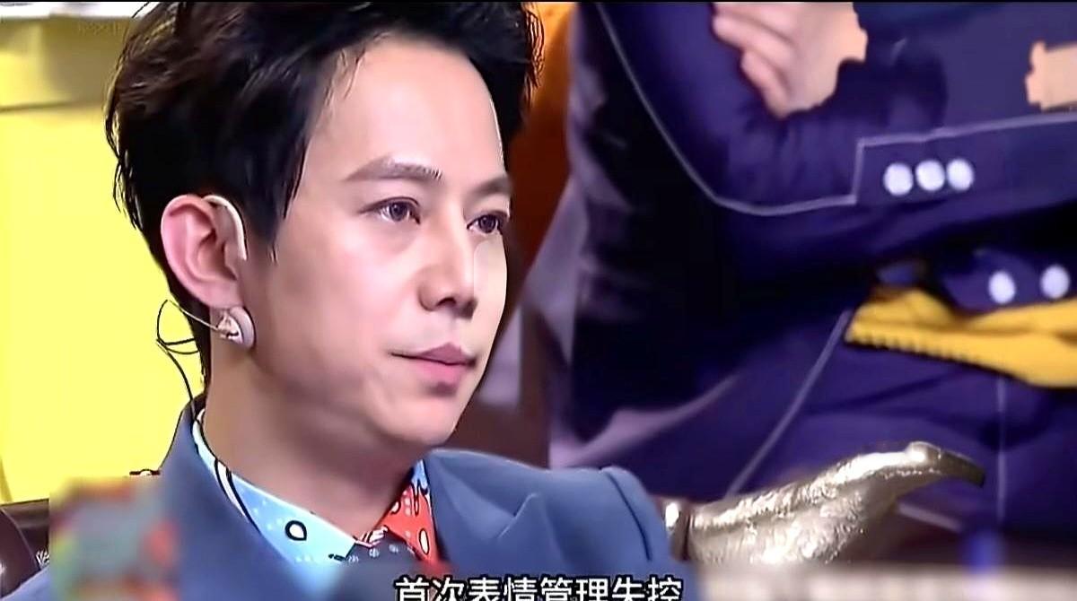何炅在节目里透了个底，他这辈子只跟四个人断交。

孟子义听完打趣说，能跟你处不来，这人社交得有多差。

其实何炅极少跟人红脸，真相也并非性格不合。他坦言，断交只是因为要站队。

朋友受了委屈，他选择坚定地站在朋友这边。哪怕心里并不讨厌对方，也只能无奈停止往来。

成年人的交友就是这样。不当两边讨好的