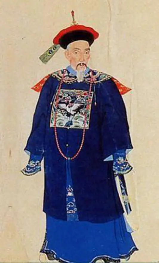 于敏中，1714年出生于江苏省常州市金坛区，一座至今还把状元当宝贝的江南小城。23岁那年他被乾隆钦点为状元，59岁拜文华殿大学士，66岁死在任上，皇帝赐谥文襄，牌位恭恭敬敬送进贤良祠，那是清朝大臣死后的最高哀荣。可他死后第6年，乾隆皇帝亲手下旨，把他的牌位从贤良祠里撤了出来，子孙世袭的一等轻车都尉爵