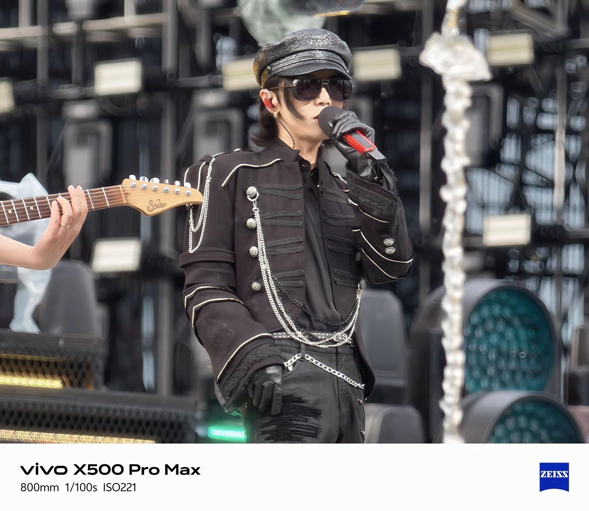 花花的舞台的光影真的超级绝，vivo X500舞台模式3.0拍下来之后，人物和舞美没有糊成一团，整个现场的氛围都保住了我拍的华晨宇演唱会2026华晨宇火星演唱会 vivo演唱会神器当你有了vivo