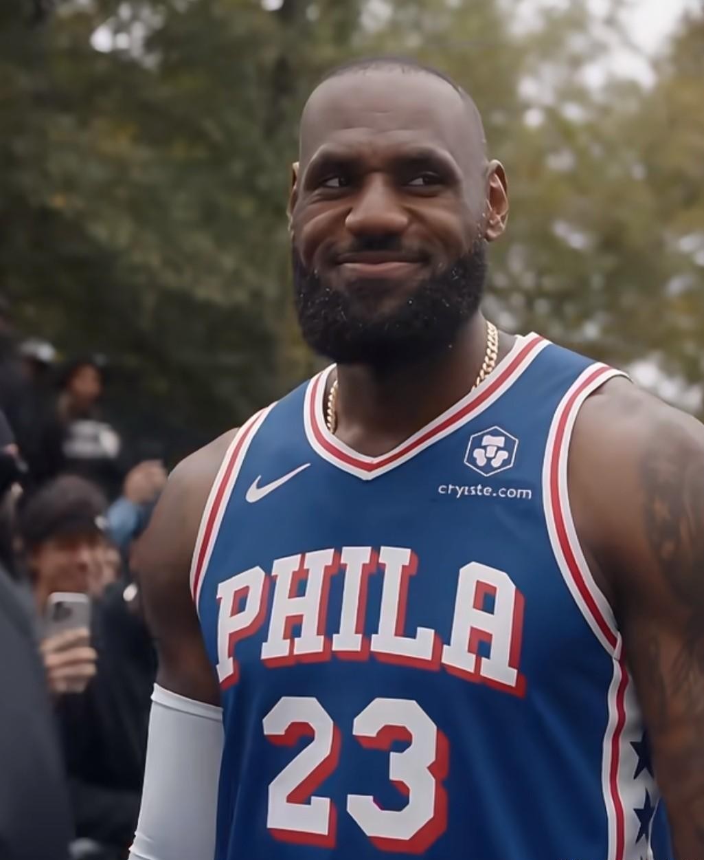 翻开NBA历史最年长“15+10+5”的统计榜，最离谱的事情发生了：排在前五位的，全写着勒布朗·詹姆斯这一个人的名字。
打到这个年纪，还能单场轰下17分10个篮板外加5次助攻。
很多球迷还在挑刺，说他手感变铁了，关键时刻冲不动了，甚至该交出球权彻底退居二线。
说实话，有些场次他的命中率确实不尽