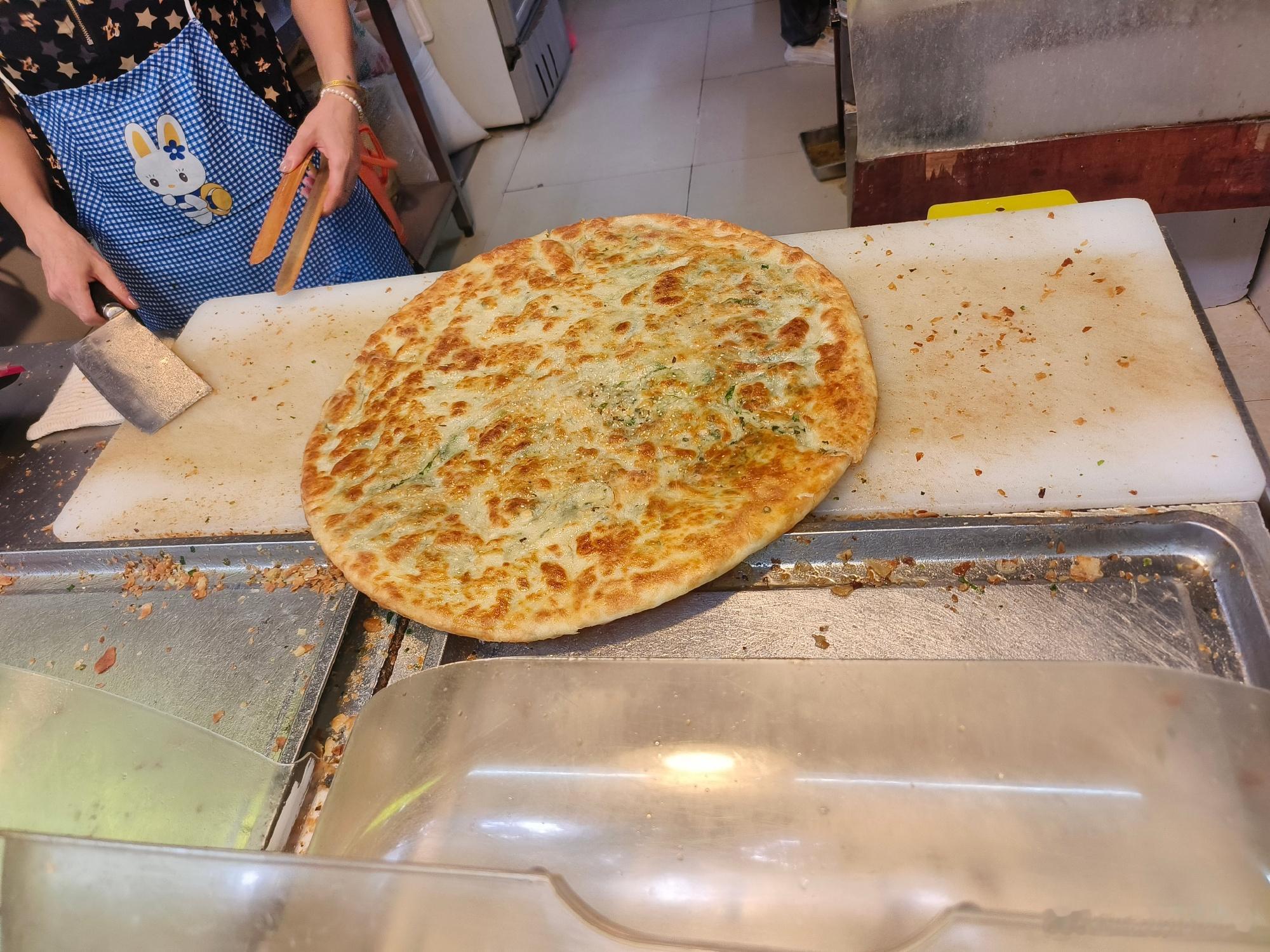 虽然在客户这边什么都没聊出来，下楼之后看到马路对面一家酱香饼店招牌是...