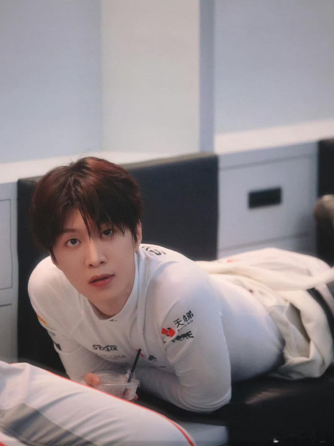 🍊#范丞丞火星计划#🍊#范丞丞白天明#🍊

在山野间追风，看黄昏与黎明

​
