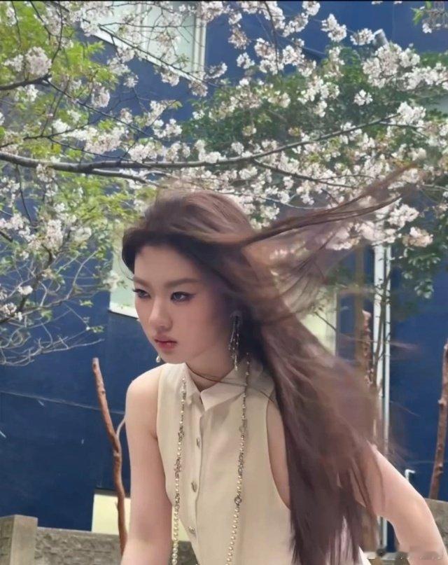 #单依纯[超话]#syc #单依纯新歌lava上线# syc#单依纯纯妹妹2.0演唱会#syc #蛋岛登陆计划##单依纯# syc她用独有的语感重塑旋律，平淡的词句经由她演绎，生出层层叠叠的万千情绪。​