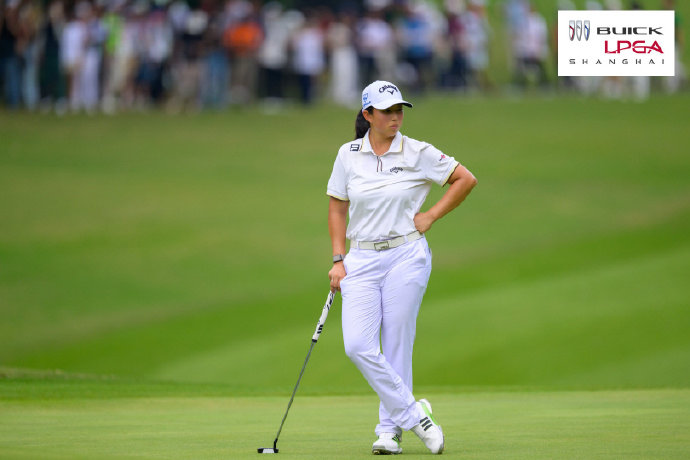 #GL8成LPGA赛事名流出行标配#

提到顶级高尔夫，人们常想到劳力士大师赛等男子赛事。但在世界女子高尔夫版图中，LPGA同样代表着最高殿堂与旗舰水准。

今年别克LPGA锦标赛移师上海佘山，总奖金提升至320万美元，创亚洲LPGA赛事新高。36位LPGA冠军齐聚，职业生涯累计拿下126场LPGA胜利——这不仅是一场群星云集的巅峰对决，也再次印证了中国女子高尔夫赛事的世界级规格。赛事持续升级的背后，是别克二十余年对中国女子高尔夫的长期投入。

顶尖竞技之外，黄晓明、佟大为、刘雨昕、释小龙、于文文、刘奕君一众大咖到场助阵，而作为本次承担嘉宾出行接待任务的别克GL8，载着各位嘉宾奔赴球场，车门一开星光尽显，从容登场自带排面，高规格赛事也体现在每一处礼遇。作为官方指定用车，别克世纪CENTURY及GL8以宽适后排、静谧座舱和舒适座椅，满足运动员赛前蓄力、赛后休整及装备装载等多重需求，让赛场内外的从容一脉相承。

借赛事启幕之际，别克推出世纪CENTURY「LPGA限量版」：专属双拼车色...
