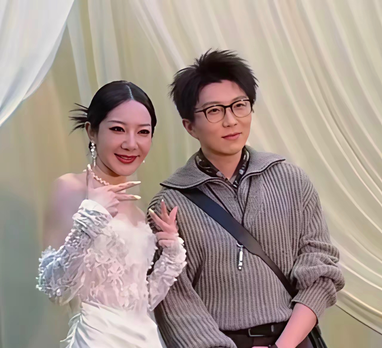 毛不易这番话，放在朋友婚礼上说，确实有点让人尴尬了！

在朋友佳琪的婚礼上，毛不易回忆起两人认识20年的经历。他说，两人从校服走到了婚纱，只不过新娘不是自己的妻子。

接着，他又讲起了以前的事情。高中时自己有段时间厌学，佳琪特意在家给他做饭；后来他去杭州上大学，佳琪专门跑去看他，发现房间乱糟糟的，还