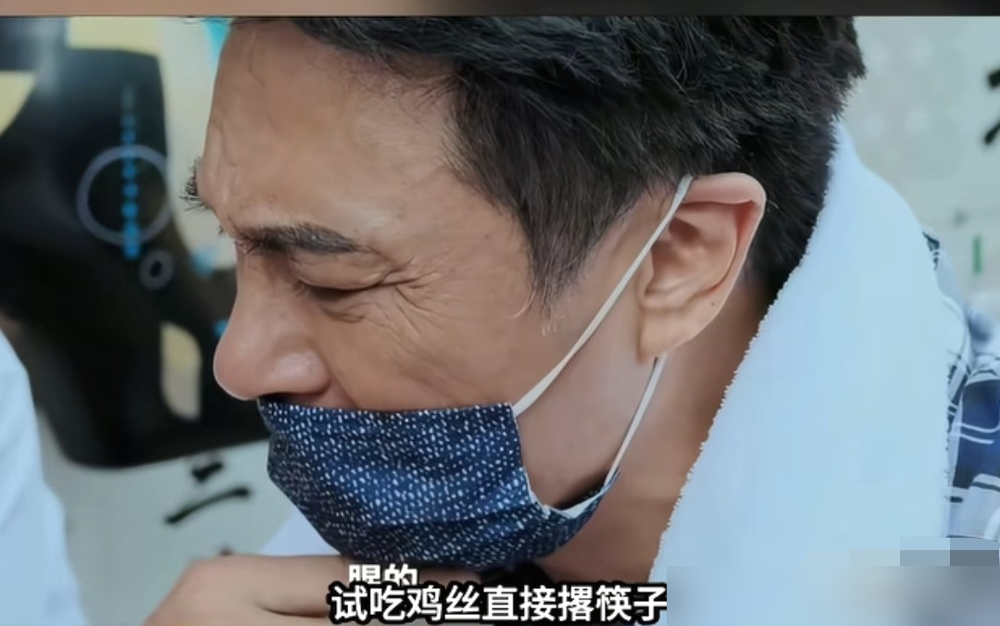 吴镇宇在成都街头，啃了一口兔头，直接吐了。
64岁的人了，不装。旁边人递蹄花汤，他喝一口就说有不祥的预感，再咬一口肉，口罩立马戴回去：腥的。
换下一家，水煮鱼上桌。他夹一筷子就点破：这鱼不是现杀，是冻过的，肉很实。店家嘴硬说早上六点杀的，他当场拆穿：集中切片冷藏，能一样吗？整桌菜，就一盘炒猪肝过