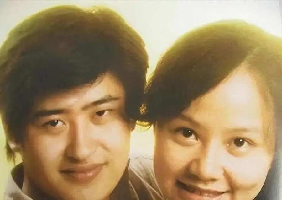 刘欢去世才5天，妻子卢璐朋友圈求人转发辟谣：网上那些临终画面全是假的，老刘和我连社交账号都没有，只求让他安安静静地走
一个刚刚失去丈夫的人，想对外说一句“别传谣了”，翻遍手机发现自己连一个能公开发声的账号都没有。9月30日，卢璐在私人朋友圈写下“近日网络有关老刘的临终传闻和后事图片全是造谣”，结尾连