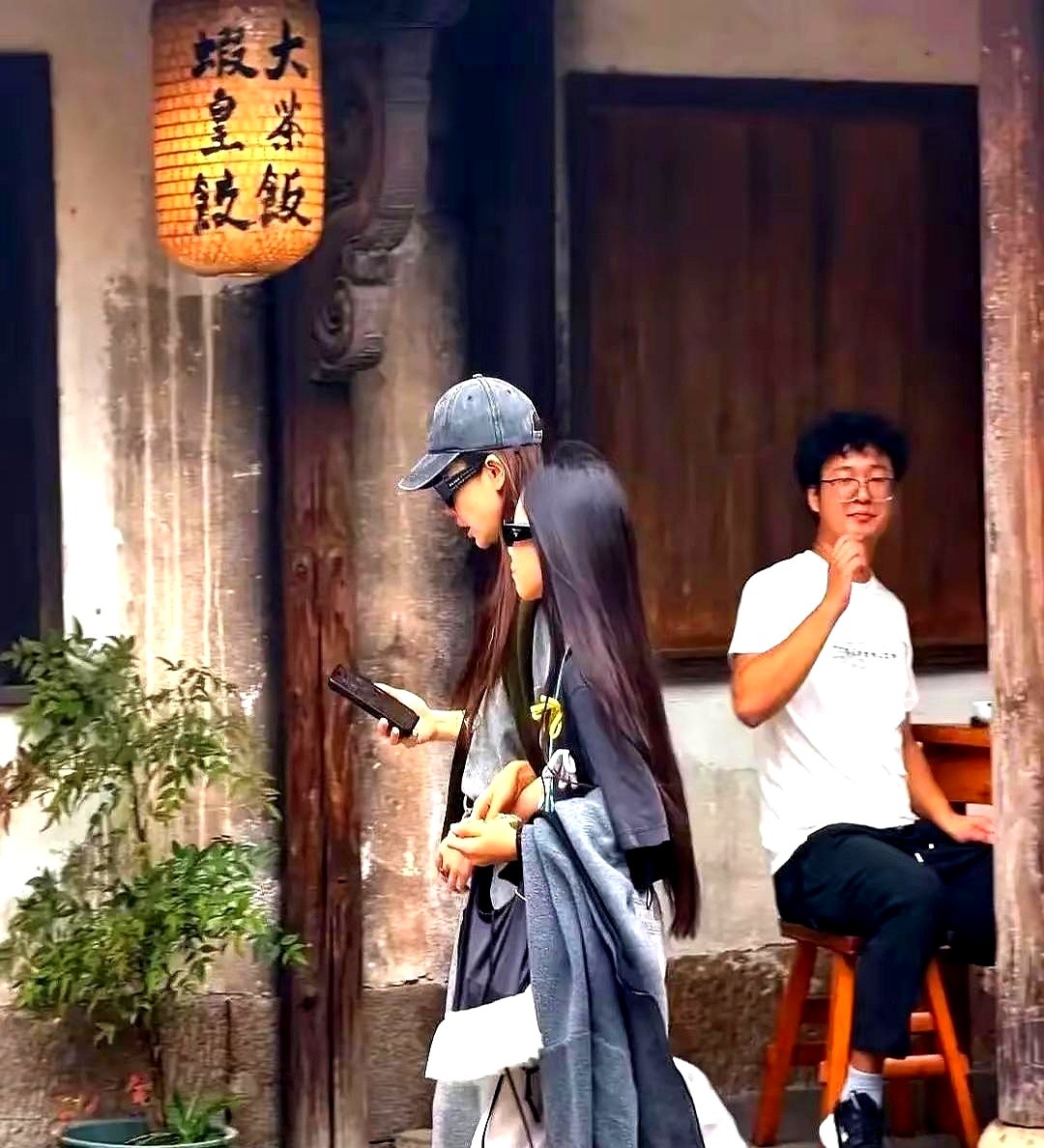 当年那个在镜头前抢口红的小奶团子，一晃眼个头都直逼亲妈了。

乌镇石桥边，戚薇揽着Lucky并肩走。没有清场，没有墨镜口罩，母女俩边咬着小吃边看游船。路人抓拍里，11岁的Lucky扎着马尾，肩头已经齐到了妈妈耳朵，走路晃晃悠悠的劲儿，跟戚薇像一个模子刻出来的。

大家总以为星二代活在聚光灯里，其实褪