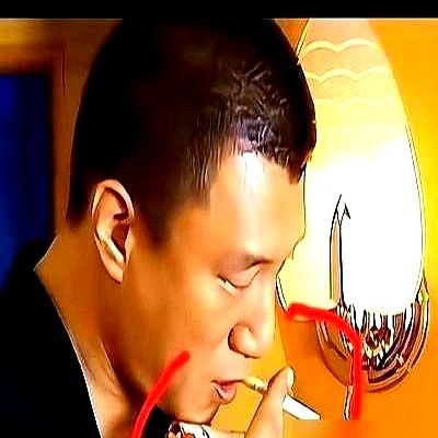 刚打完群架的人，嘴里的烟怎么可能平整无损？

孙红雷在片场直接喊停，捏着道具烟冲道具组较真：烟嘴没牙印，整场戏全垮了。这才是拍戏该有的劲头。

反观现在屏幕上的戏，捧着轻飘飘的空杯子喝水，急诊室氧气面罩连管子都没插。真当观众看不出破绽？面对造谣他拿起法律武器打到底，面对镜头他死磕一根烟的折痕。

连