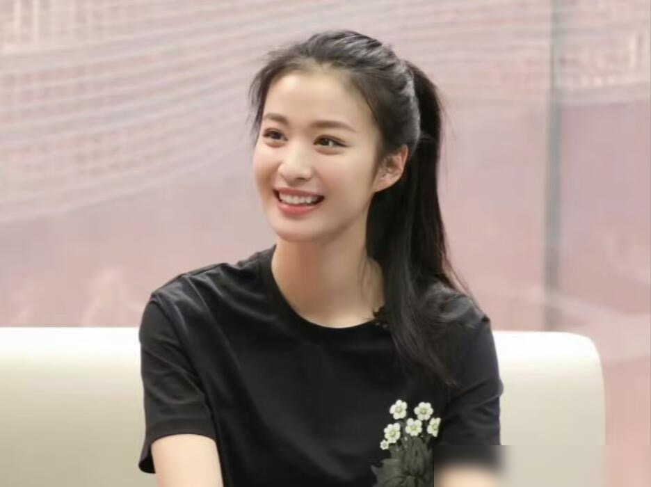王楚然直播被问会不会演恶女，她笑着回了一句，我这张脸还用演吗。
就这一句话，热搜直接爆了。有人截出来说太狂，有人翻旧账，又把她三年前被网暴那点事扒出来。
可你去翻完整直播，她前面刚聊完被许沁那角色骂到关私信，后面粉丝一提恶女，她顺嘴自嘲而已。没辩解，没卖惨，笑着把刀接了。
更狠的是，她靠柳舟记