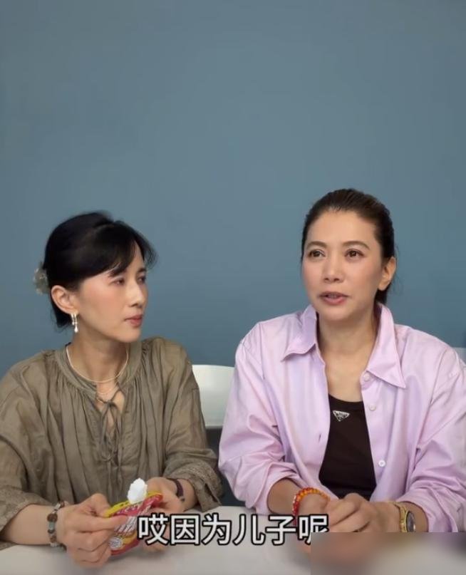 袁咏仪一句话把儿子“卖”了，听得papi酱直瞪眼。
节目里聊到养老，她手一挥，说儿子长大肯定飞，最后能靠的只有张智霖。转头就冲镜头喊话：你跑不掉的啊。
这话真不是秀恩爱。张智霖前脚刚给19岁的儿子办了间隔年，带去巡演当吉他手，后脚就出来澄清夫妻没失和。袁咏仪50岁后连爱马仕都不追了，改盯健康跟家
