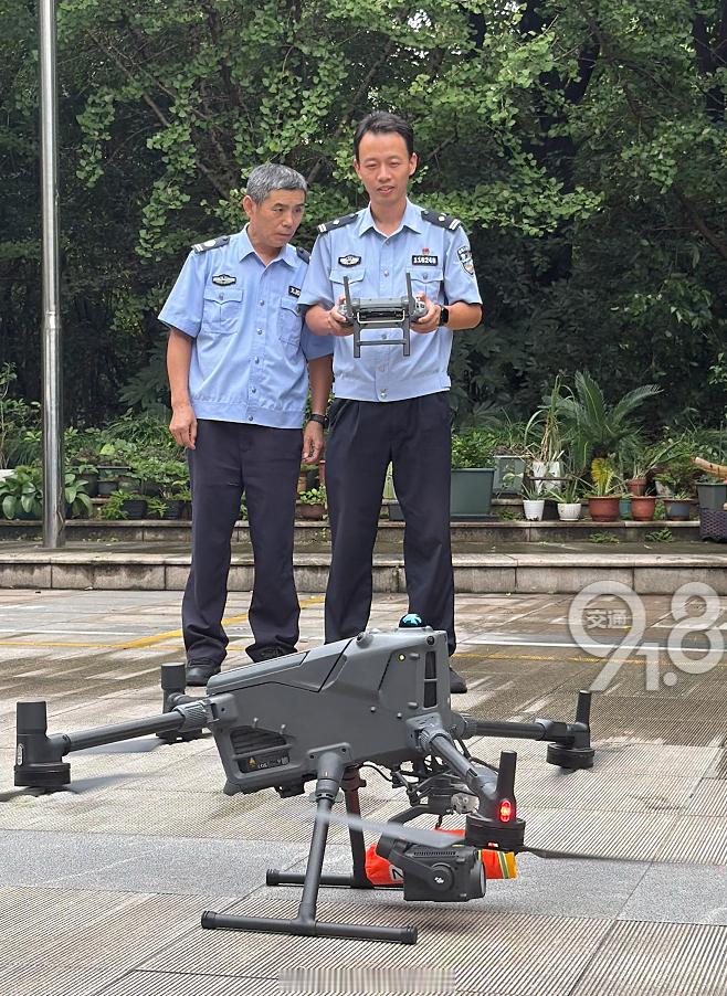 【#第一视角跟随水警护航钱塘江大潮#】出发前，钱江水上派出所陈渊彬警官介绍了今天的任务。大潮汛期间，每天潮水来临前及退去后各一小时，派出所会派出两条巡逻艇，在上下游进行“加密巡逻”。巡逻艇采取“领潮巡航”方式，紧随潮水向上游巡逻，确保及时发现并处置突发情况。

巡航从临近复兴大桥的派 ​