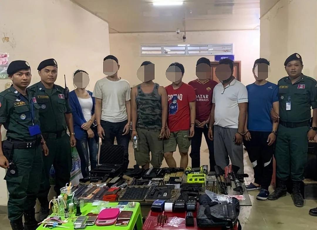 中国警方：缅北电诈死灰复燃也不怕
 
全网安全感拉满！近日央视播出《缅北电诈覆灭纪实》重磅纪录片，曝光一个真实现状：历经多轮雷霆清剿后，缅北电诈并未彻底销声匿迹，反而有团伙悄悄换壳复活、死灰复燃，继续跨境作案害人。面对电诈势力的顽固反扑，中国警方放出最硬核狠话：就算死灰复燃也不怕，只要露头，我们就坚