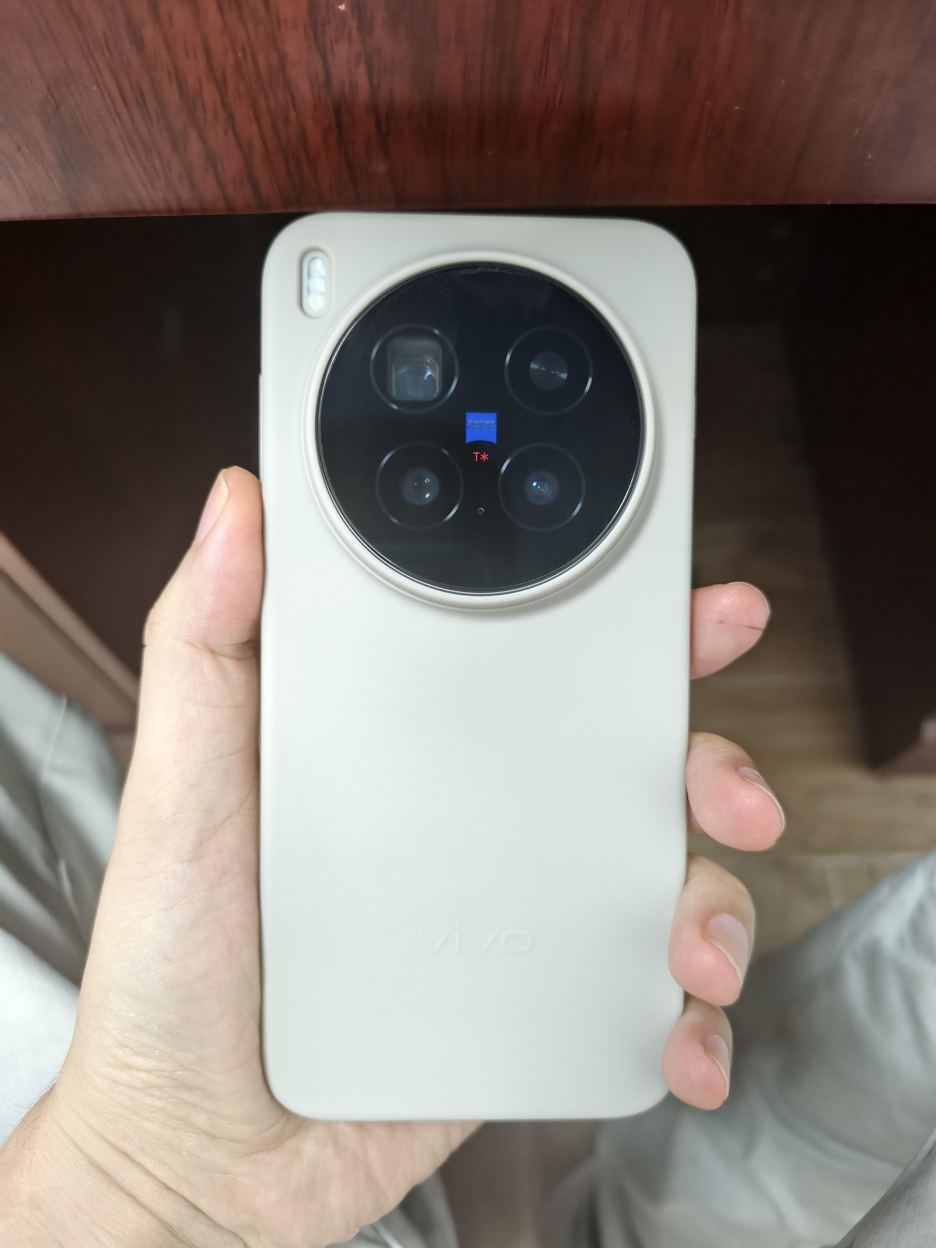 看了vivo x500promax的爆料，感觉也就比我手中的x300pro电池变大了，性能提升了，屏幕升级了成了2k，其他方面差距也不大，我这款也有两亿长焦，也有大底主摄，但是x500promax的价格最少要比我这款贵2000元，感觉买了x300pro还是挺划算的。