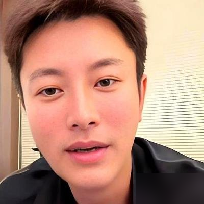 42岁贾乃亮，直播间亲口说：8年没剧组找他了。上一部戏，还是8年前。他自己承认演技天赋一般，往上演长辈太嫩，往下演偶像太老，卡死了。资本现在只认流量，不认脸熟。
可转头一看，他2025年直播GMV干到25亿。就618那波，光美妆就卖了5.8个亿。他说直播是零容错的游戏，一个差评能让你整晚睡不着。但