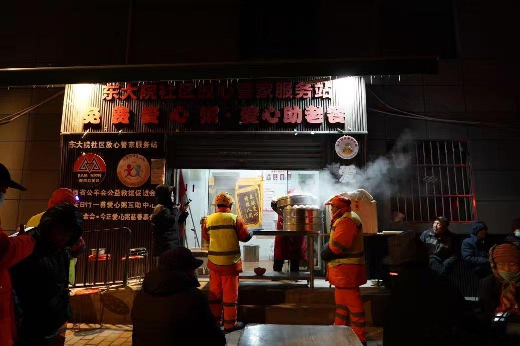 #尚俭路爱心粥屋##今正药业集团##暑期志愿者#
位于西安市尚俭路的日行一善爱心粥屋，自2018年创立以来，八年间累计服务志愿者超1.7万人次，送出免费早餐逾82万份。每天凌晨四点半，志愿者们便已到岗，择菜、熬粥、蒸馍、炒菜，赶在六点半准时开门。粥屋重点帮扶环卫工人、孤寡老人、残疾人及困难群体。 ​