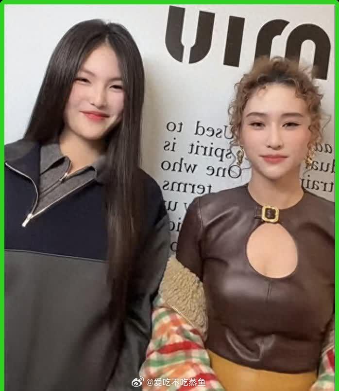 十六岁王诗龄同框三十岁何超莲，富养气质丝毫不逊豪门千金。 ​