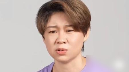 自掏5000万，老公零片酬，三天干到1.3亿，猫眼预测3.6亿。小沈阳媳妇沈春阳第一次当导演，直接把路演现场哭崩了。
这片叫《什么意思夫妇》，讲两口子感情淡了，灵魂互换。贾冰、魏翔、徐志胜、梁龙，二十多个喜剧熟脸全来抬轿。
沈春阳路演被问夫妻相处，就一句：想想你最初对TA动心的点是什么。记者问她