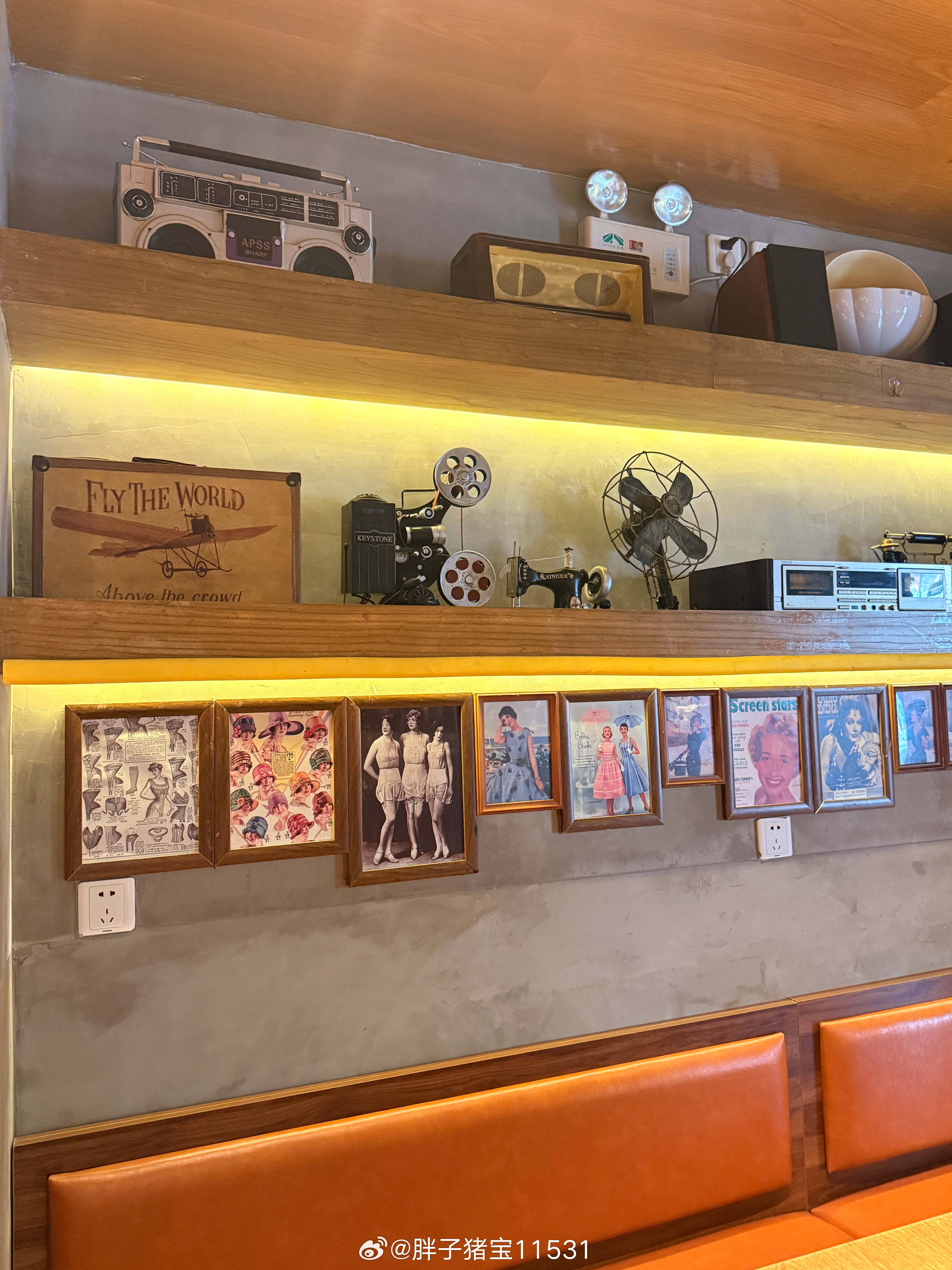 上午看装修小样。
下午鼓楼考察热狗项目，咋说呢，美国街头美食，不爱吃，每个人都有自己的喜好在吧，吃了四款，还吃了烤肠盘，也不能说不好吃，只是不爱吃。价格还是可爱的，在鼓楼这个旅游区，不算贵了。老太太的经典语录，破他妈鼓楼什么好拍的，然后我又拍了，因为一年都不一定来一次[坏笑]
早晨老 ​