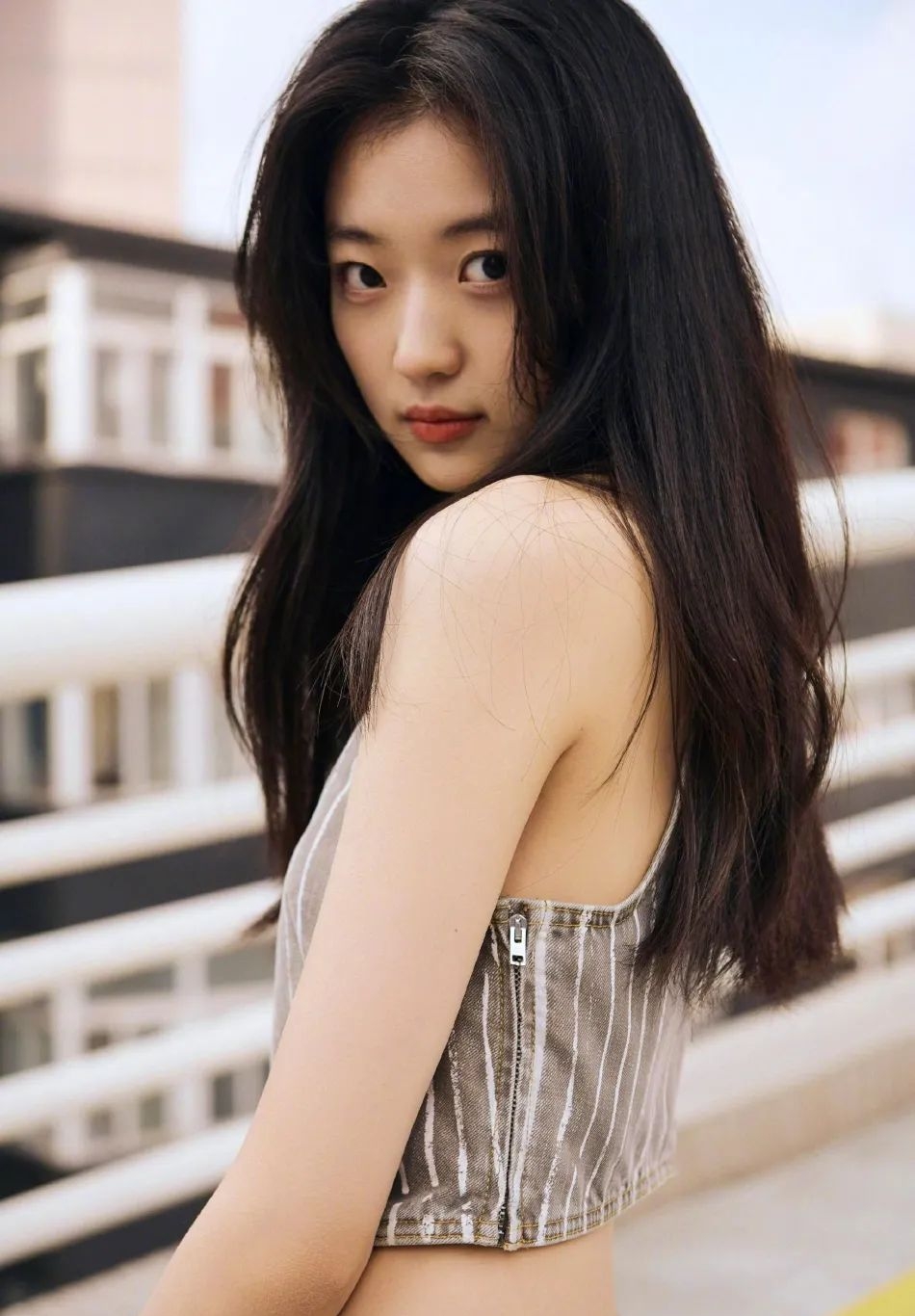 为什么孙千没能大火，
原因其实很简单，
不是她长相难看，也不是演技不行，也而是这个姑娘真的太松弛了！

片场和井柏然一起拍戏，这边井柏然演得热火朝天，结果另一边孙千直接演着演着睡着了，可谓是松弛到家了。

感觉她从出道以来一直都不争不抢，完全是有戏就演，没戏也不强求。但只要角色给到她，基本都不会让别