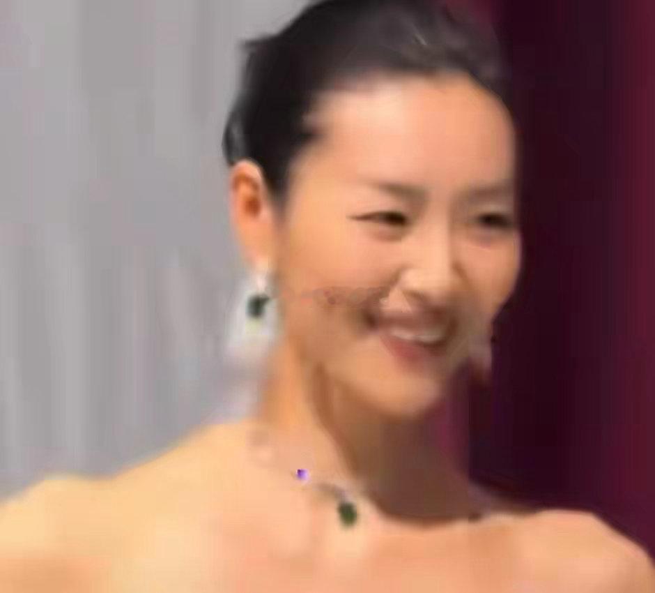 #井柏然 恨我的继续爱我的别停##井柏然恨我的继续爱我的别停# 井柏然一句话，从容接住所有舆论争议。

随着新剧热播，井柏然热度暴涨，但戏里CP的热度被部分观众带到现实，私生活、日常举动被过度解读，各种争议接踵而来。

面对褒贬不一的声音和无端苛责，他没有争辩对峙。一句恨我的继续，爱我的别停 ​