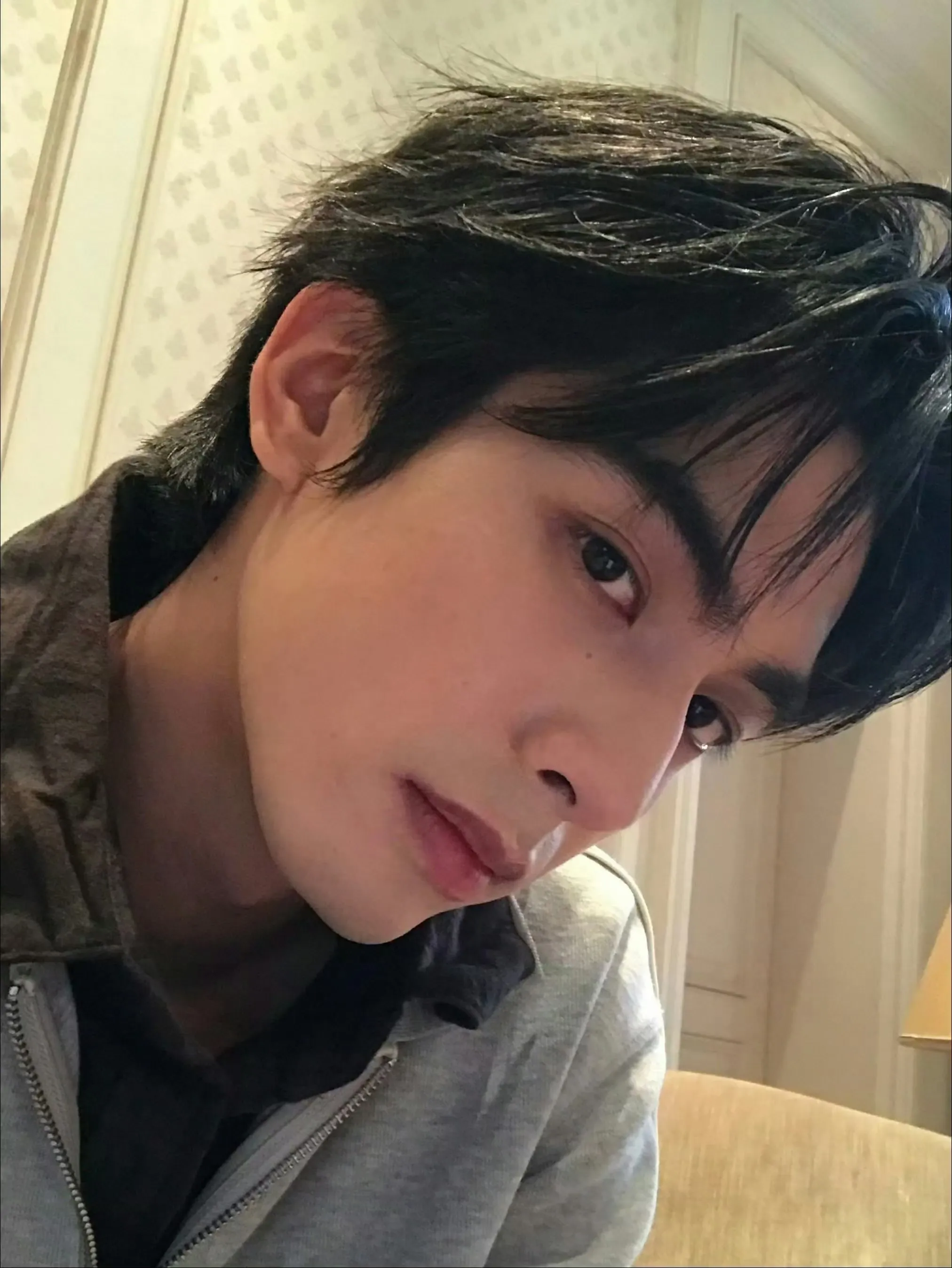 完美男神宋威龙，演技好，颜值高，而且每一个角度都好看