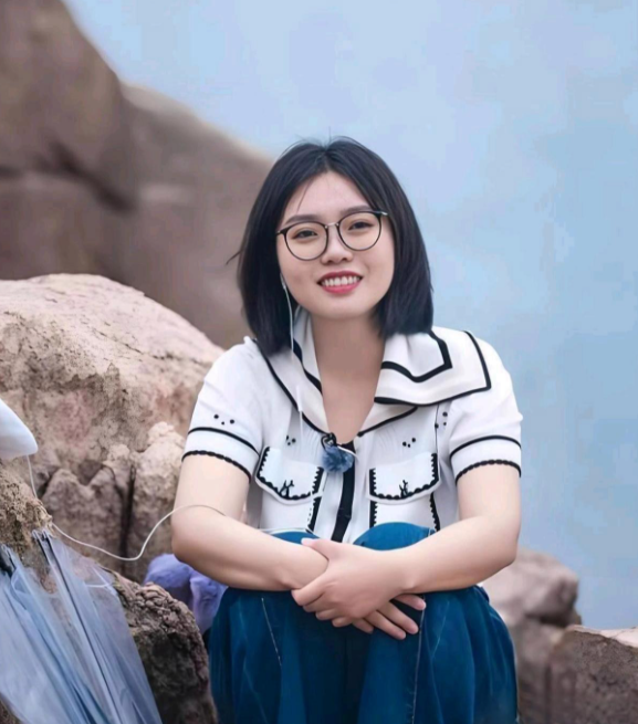 撒贝宁问李雪琴：“你北大啥专业的？”李雪琴笑着说：“说不出口的专业。”撒贝宁一脸惊讶，接着问：“北大还有啥专业说不出口？”李雪琴揭晓答案——新，让人纳闷这专业有啥不好意思说的，撒贝宁立刻就接话呼应了。李雪琴小时候没别的本事，就是坐不住，但特别爱学习。她就像开了学霸挂一样，经常考第一，还开玩笑说就算不