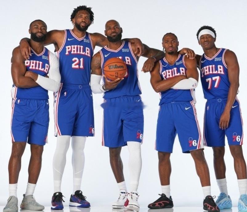 NBA常规赛，76人114-106完成29分逆转骑士，尼克·纳斯赛后接受了媒体采访。

记者：尼克，我们讨论过很多关于球队阶层的话题，弄清楚这与场上进攻回合等事情的关系。在今天这种情况下，更衣室里是如何协调的？比如中场休息时你听到了谁的声音？作为新队友，在落后20多分的情况下如何应对？

纳斯：我觉 ​
