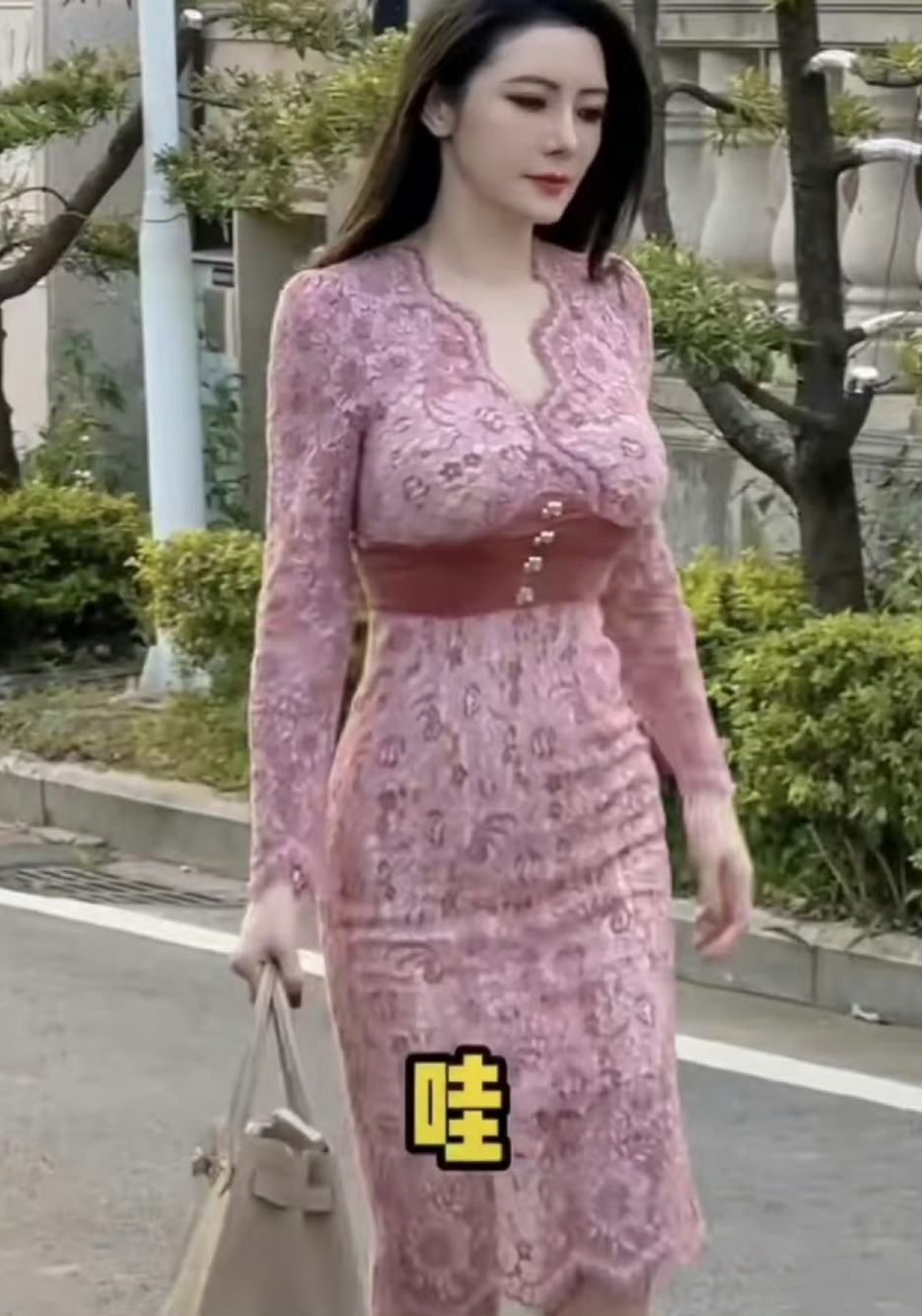 原来她是雷宇扬老婆马荔‌，是个小网红，小他21岁，丈夫离世后，她一个人抚养13岁儿子。
