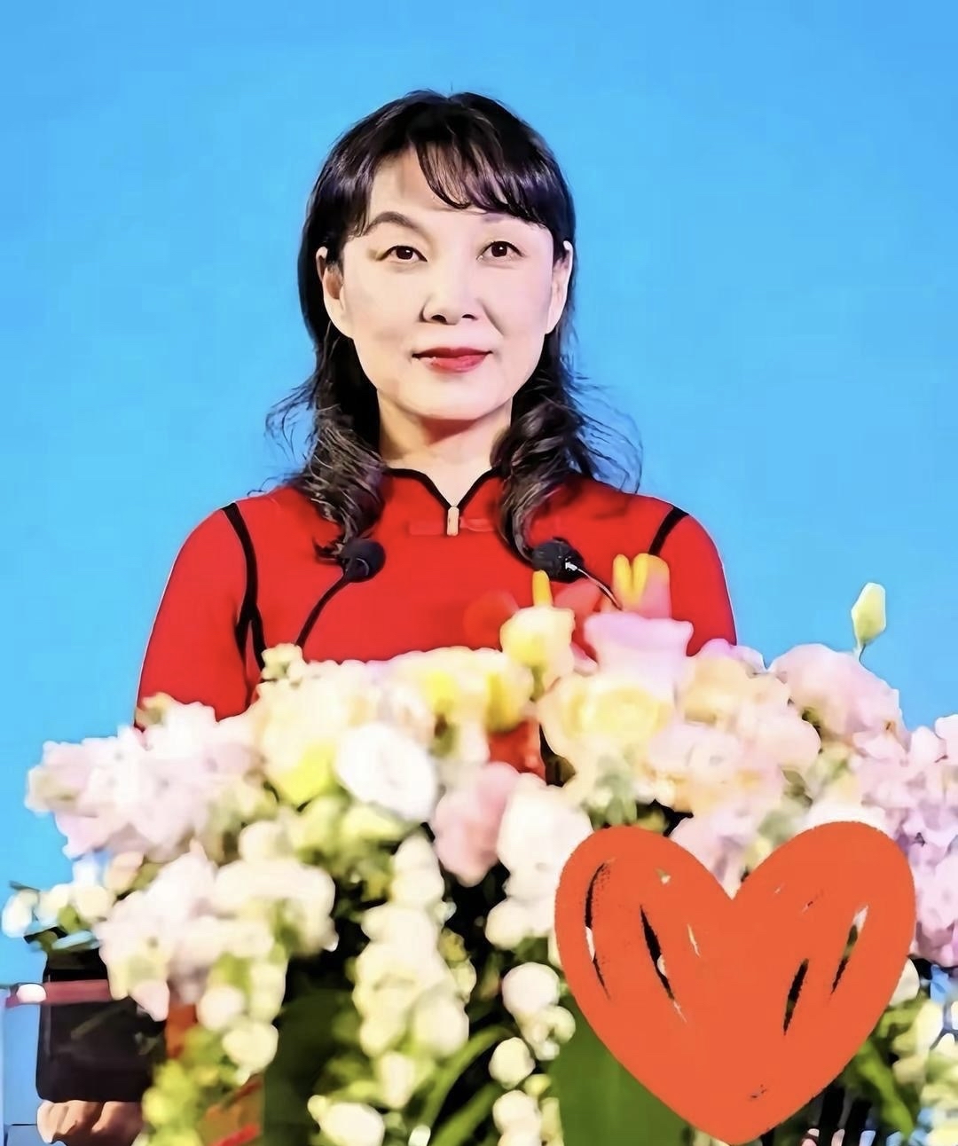 娃哈哈家族遗产纠纷迎来新进展，香港高院驳回宗馥莉上诉，18亿美元资产依旧锁在建浩创投账户，要等杭州中院的审理结果落地，资产才能处置。

这场豪门财产博弈里，法律只认合同与证据，血缘不等于必然的继承权。
杜建英这边一边面对巨额遗产悬而未决，自身还有三千多万的被执行记录，债务压力迫在眉睫。

庞大的财富