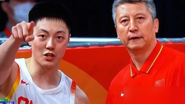 807场，CBA历史第一人。37岁回来，队长没了，连个“副”字都没给。
广东宏远新赛季定调：胡明轩继续当队长，徐杰副队。周鹏呢？官方就一句“更衣室老大哥”。翻译一下：没实权，给面子。
可季前赛最后一场，他砍17分5助攻3盖帽，全队最高。被肘击脑震荡下场，检查完接着练。这身子骨，真不是来混日子的。
