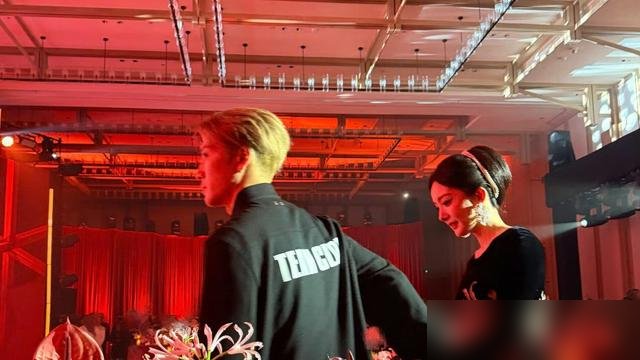 王嘉尔牵杨幂下台那个动作，慢放三秒，评论区直接炸了。不是炒作，是条件反射。他一只手虚扶在杨幂腰后，另一只手帮她挡开旁边挤过来的镜头，全程没碰到一点不该碰的地方。
更狠的是韩综那个名场面。女爱豆被男嘉宾用话筒怼着开黄腔，全场面面相觑，他直接伸手把话筒掰到一边，笑着接了一句“麦克风不是这么用的”。没翻