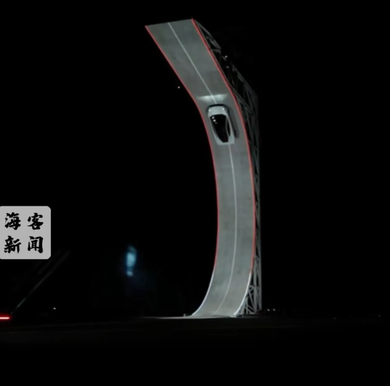 特斯拉又给国产车上了一课，当国产新能源汽车都在卷冰箱、彩电、大沙发的时候，特斯拉的汽车都可以起飞了。看演示视频，特斯拉这是喷射飞行，应该是应用了火箭发射的技术，比小鹏汽车那个类似无人机的飞行汽车还是要厉害一点的。
